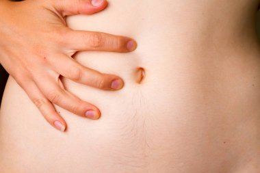 kadın mide ağrısı