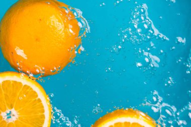 Portakal meyveleri derinden su altında kalır.