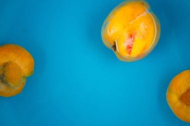 Şeftaliyi çevreleyen su sıçramaları