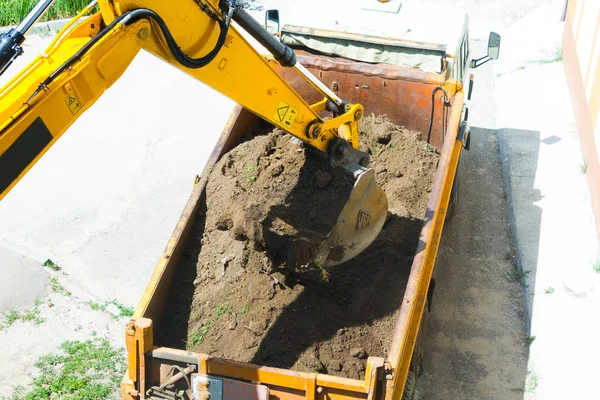 Excavadora está cargando excavación al camión . — Foto de Stock