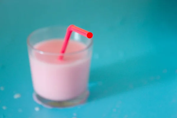 Roze smoothies op blauwe achtergrond — Stockfoto