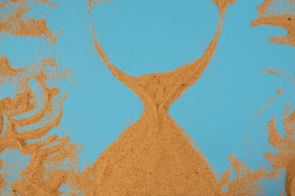 Reloj de arena sobre fondo azul — Foto de Stock