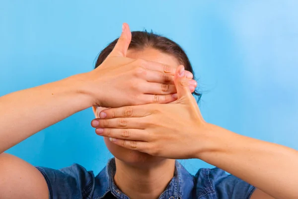 Mujer ocultar su cara — Foto de Stock