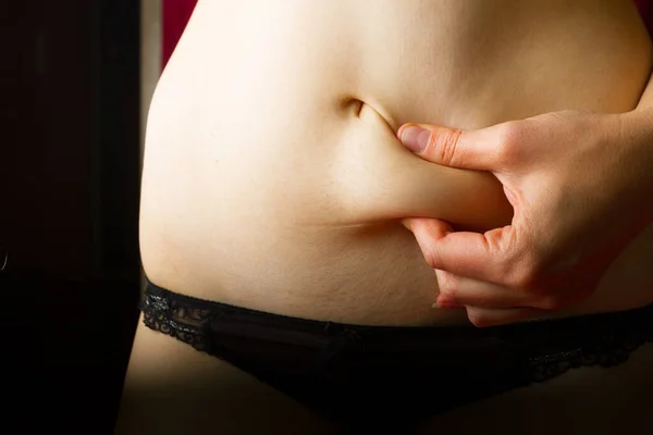 Tlustý ženský břicho. — Stock fotografie