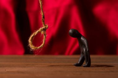 Kırmızı perde arkaplanının üzerine ilmek