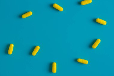 Mavi arka planda sarı haplar