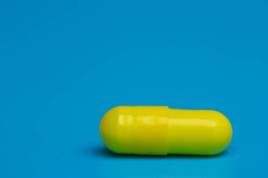 Mavi arka planda sarı haplar