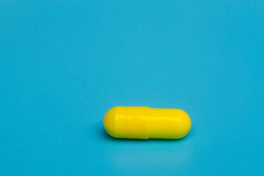 Mavi arka planda sarı haplar