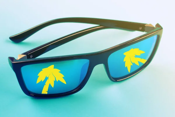 Солнечные очки на синем фоне — стоковое фото