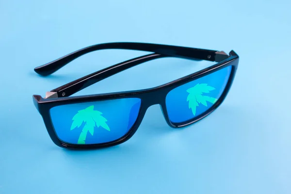 青の背景にサングラス — ストック写真