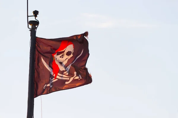 Jolly Roger Bendera tengkorak bajak laut dan tulang bersilang — Stok Foto