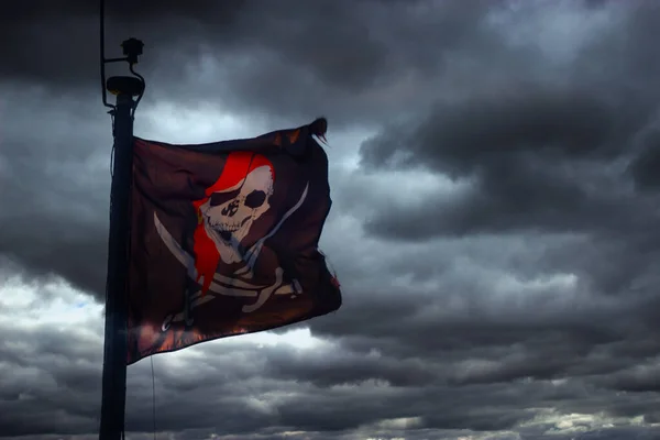 Jolly Roger - Bandera de un cráneo pirata y huesos cruzados —  Fotos de Stock