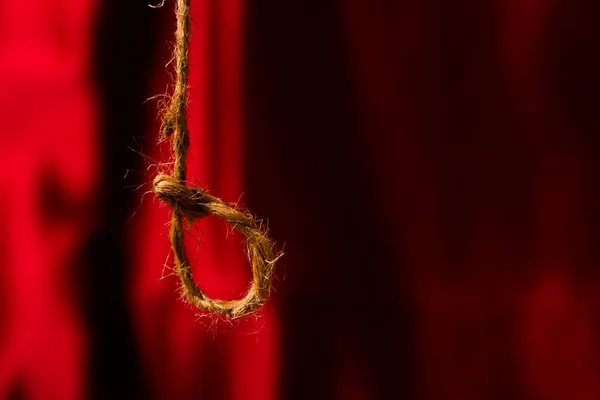 Noeud de corde sur fond rouge — Photo