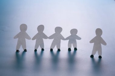 Kağıt insanlar mavi zemin üzerine