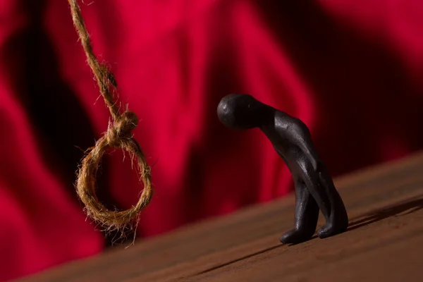 Noose sur fond de rideau rouge — Photo