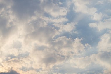 Mavi gökyüzünde beyaz örtüler. Bulut manzarası