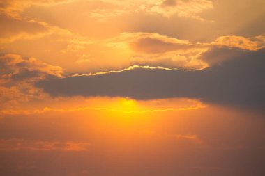 Güzel bulutlu arka plan. Gün batımı ya da gün doğumu