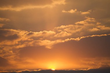 Güzel bulutlu arka plan. Gün batımı ya da gün doğumu