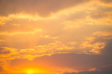 Güzel bulutlu arka plan. Gün batımı ya da gün doğumu