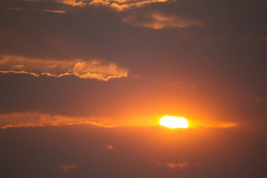 Güzel bulutlu arka plan. Gün batımı ya da gün doğumu