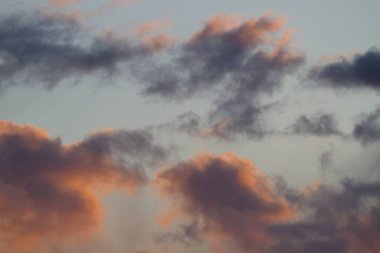 Güzel bulutlu arka plan. Gün batımı ya da gün doğumu