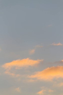 Güzel bulutlu arka plan. Gün batımı ya da gün doğumu