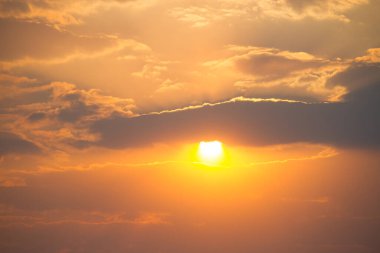 Güzel bulutlu arka plan. Gün batımı ya da gün doğumu