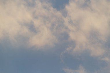 Güzel bulutlu arka plan. Gün batımı ya da gün doğumu