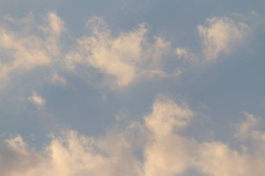 Güzel bulutlu arka plan. Gün batımı ya da gün doğumu