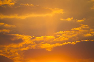 Güzel bulutlu arka plan. Gün batımı ya da gün doğumu