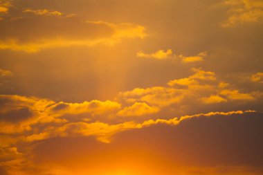 Güzel bulutlu arka plan. Gün batımı ya da gün doğumu