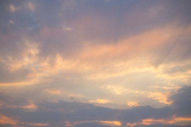 Güzel bulutlu arka plan. Gün batımı ya da gün doğumu