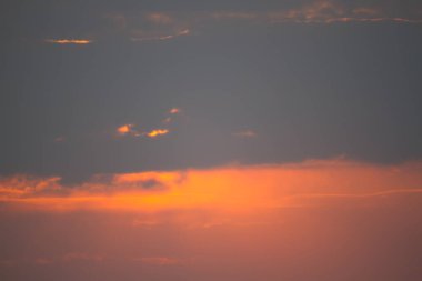 Güzel bulutlu arka plan. Gün batımı ya da gün doğumu