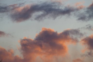 Güzel bulutlu arka plan. Gün batımı ya da gün doğumu