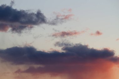 Güzel bulutlu arka plan. Gün batımı ya da gün doğumu