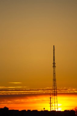 Gökyüzü roketi uçmaya hazır. CN kulesi gökyüzü roketi gibi görünüyor.