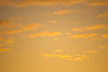 Güzel bulutlu arka plan. Gün batımı ya da gün doğumu