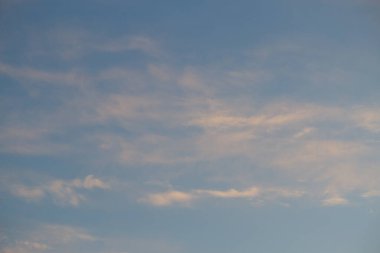 Mavi gökyüzünde beyaz örtüler. Bulut manzarası