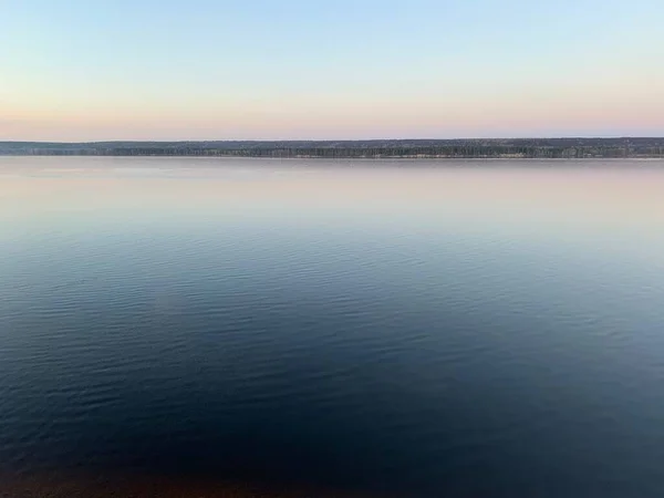 Utsikt Från Den Höga Flodstranden Kvällstid — Stockfoto