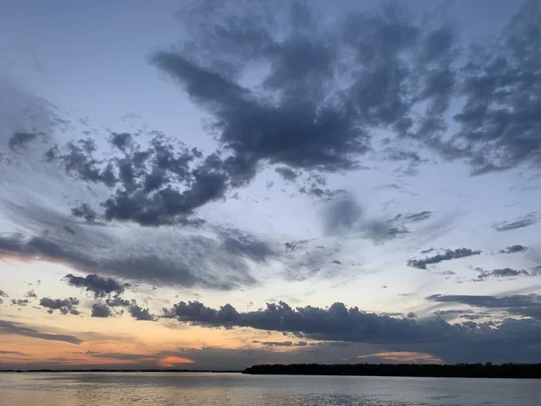 Utsikt Från Den Höga Flodstranden Kvällstid — Stockfoto