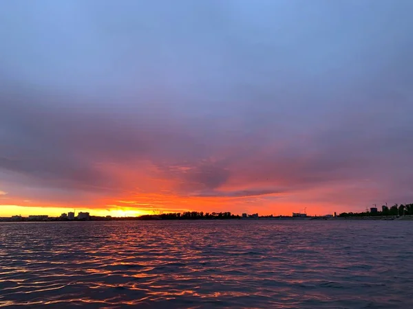 Utsikt Från Den Höga Flodstranden Kvällstid — Stockfoto