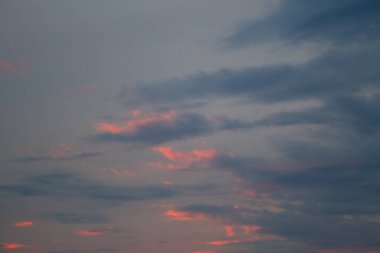 Güzel bulutlu arka plan. Gün batımı ya da gün doğumu