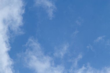 Mavi gökyüzünde beyaz örtüler. Bulut manzarası