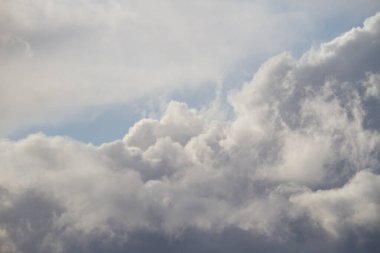 Mavi gökyüzünde beyaz örtüler. Bulut manzarası