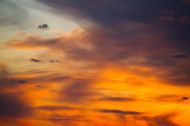 Güzel bulutlu arka plan. Gün batımı ya da gün doğumu