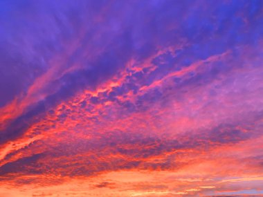 Güzel bulutlu arka plan. Gün batımı ya da gün doğumu