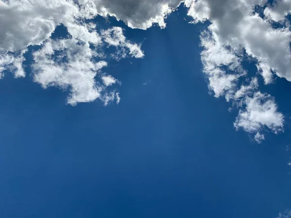 Λευκά Χτυπήματα Στον Γαλάζιο Ουρανό Cloudscape — Φωτογραφία Αρχείου