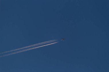 Mavi gökyüzünde uçak yolu