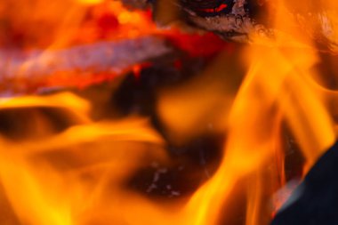 Ateşe yakın durun. Doğal ateş.