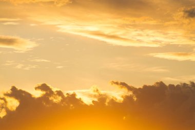 Gökyüzünde güzel bulutlar. Gün batımı ya da gün doğumu